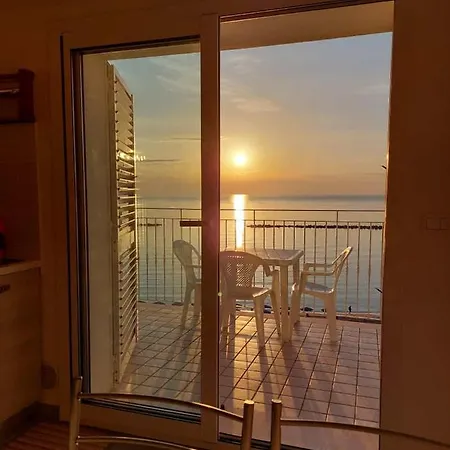 Апартаменты Attico Fronte Mare Мартинсикуро